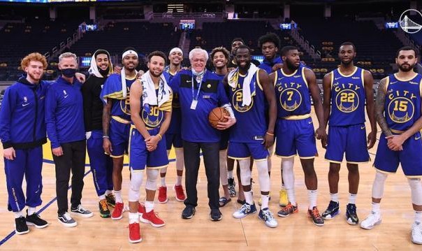 真就一人一城呗！勇士主场记分员效力58年终退休