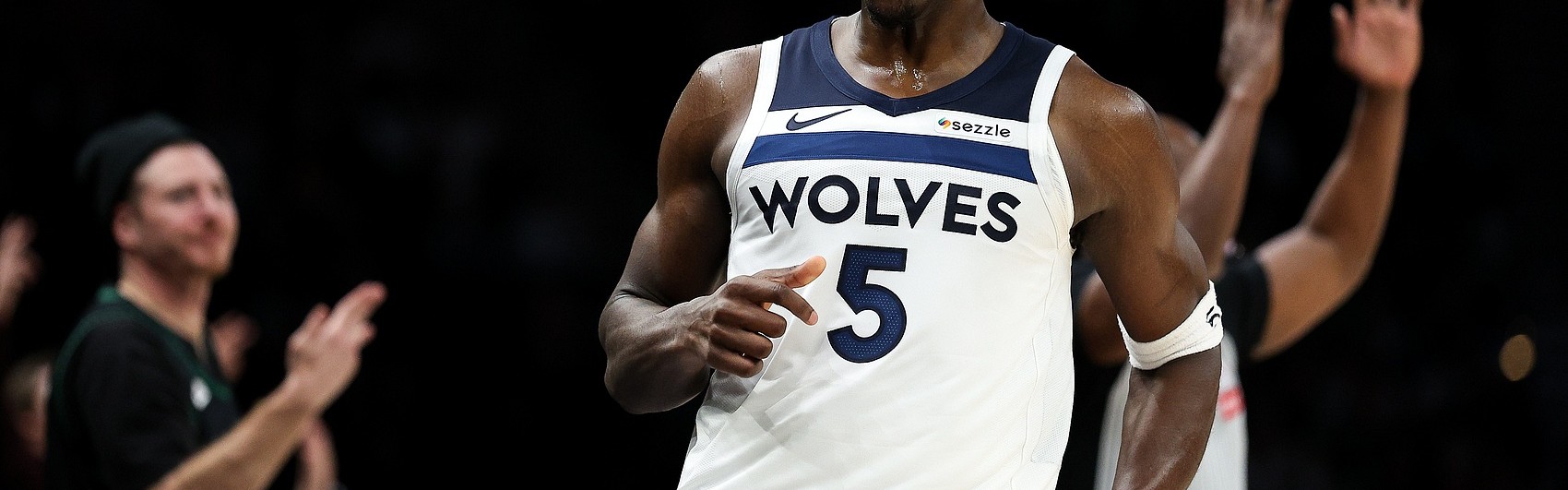 没人能对得上！爱德华兹22中13狂轰42分8板5助 罚球12中12