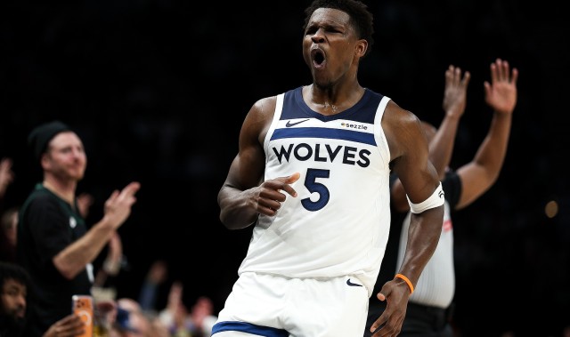 没人能对得上！爱德华兹22中13狂轰42分8板5助 罚球12中12