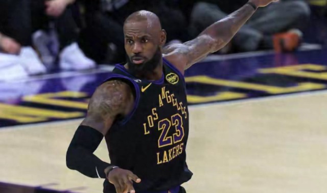 开云官网-布朗尼爆发！湖人131-107胜爵士，詹姆斯18+4+6+3，八村塁22+10+1