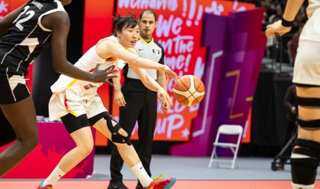 开云官网-在场赢24分！中国女篮24岁1米86王牌闪耀：李梦替身变3D悍将|三分球|小前锋|罗欣棫|宫鲁鸣|篮板_新浪体育_新浪新闻